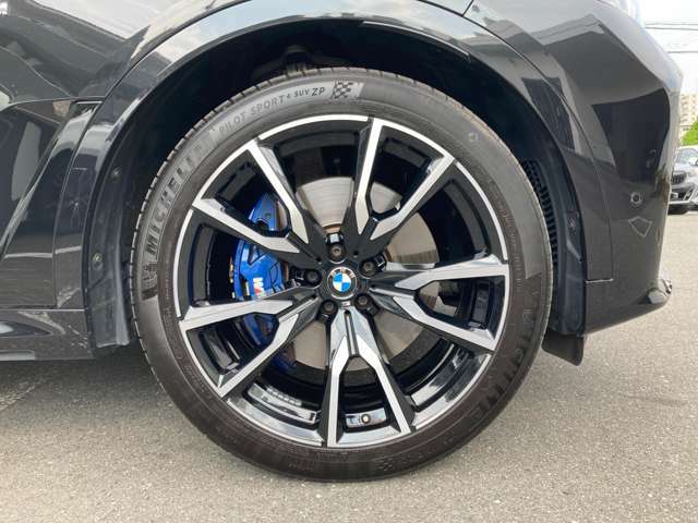 【BMWアロイホイール】軽量かつ強度に拘ったアロイホイール。走行性能ポテンシャルを引き出す設計。タイヤのサイドウォールが強化されたランフラットタイヤは、パンク時にタイヤがつぶれてもリムから外れません。