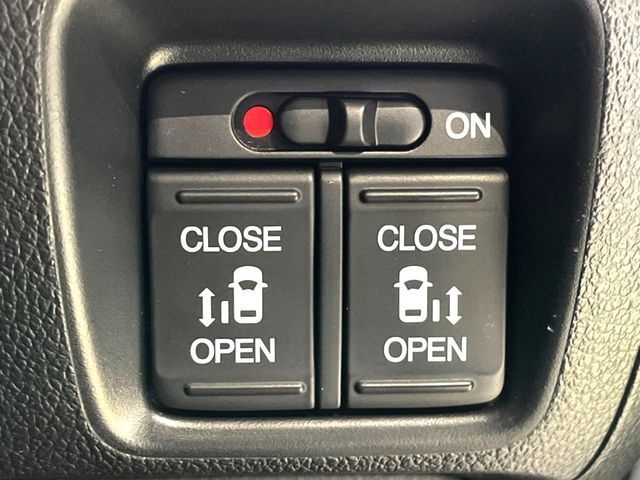 【両側パワースライドドア】スマートキーや運転席のスイッチで後席両側スライドドアの開閉が可能♪電動だから力を入れてドアを開ける必要が無く、小さなお子様でも簡単に開け閉めでき快適です♪