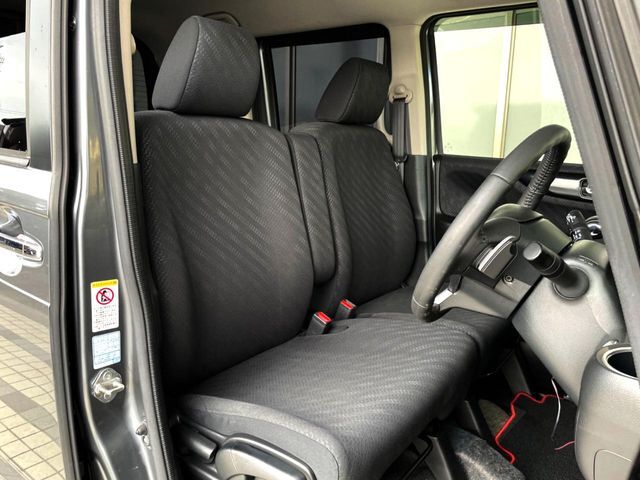 運転席シート廻りは使用感も少なく、良好な状態となっています。丁寧に使われていたことがよくわかりますね。