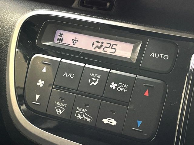 【オートエアコン】一度お好みの温度に設定すれば、車内の温度を検知し風量や温度を自動で調整。暑い…寒い…と何度もスイッチ操作をする必要はありません。快適な車内空間には必須の機能ですね♪