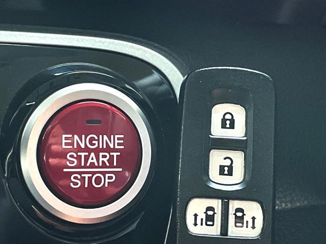 【Hondaスマートキー】カバンやポケットに入れたままでもドアの施錠・解錠が可能なスマートキーを装備。エンジンのオン・オフ時もカギを取り出す必要が無いからとっても便利です♪