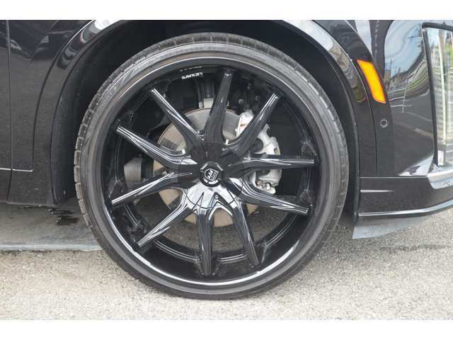 255/30ZR24　Aftermarketレグザーニ24アルミホイールを装着。純正20アルミホイール御座います。