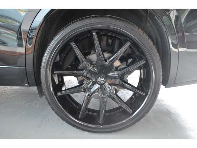 255/30ZR24　Aftermarketレグザーニ24アルミホイールを装着。純正20アルミホイール御座います。
