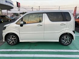 こちら側の車体後方にガソリンの給油口があります。タンクの容量は27Lでございます。