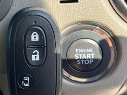 【インテリジェントキー】カバンやポケットに入れたままでもドアの施錠・解錠が可能なスマートキーを装備。エンジンのオン・オフ時もカギを取り出す必要が無いからとっても便利です♪