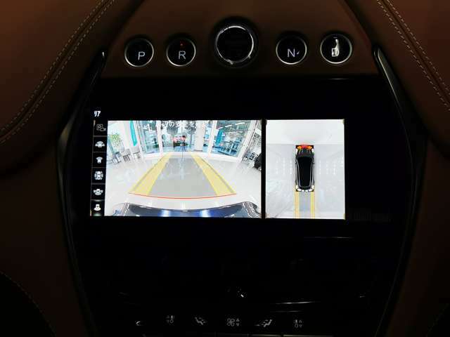 360度カメラが運転をサポートいたします。駐車時の後方視界だけでなく、ストレスのない運転操作をご体感いただけます。