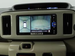 【パノラマモニター】上からの映像を表示。前後左右のカメラで合成し、運転席からの目視だけでは確認しにくい状況をリアルタイムで見晴らせます