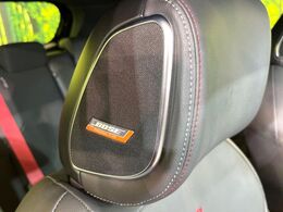 【BOSEサウンドシステム】メーカーオプションの高品位サウンドシステムを搭載。専用のチューニングが施された大小様々なスピーカーから良質なサウンドが奏でられ、臨場感あふれる音響空間を演出します。