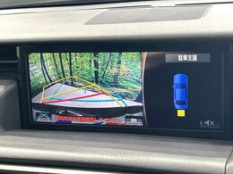 【バックカメラ】駐車時に後方がリアルタイム映像で確認できます。大型商業施設や立体駐車場での駐車時や、夜間のバック時に大活躍！運転スキルに関わらず、今や必須となった装備のひとつです！