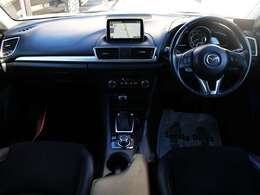 すっきりとしたアクセラスポーツらしいデザインのダッシュ回り！フロントビューの視認性もよく運転しやすいと思います★