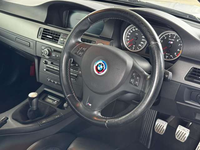 内装も現代のBMWに比べるとシックなたたずまいですが、落ち着きのある雰囲気です♪