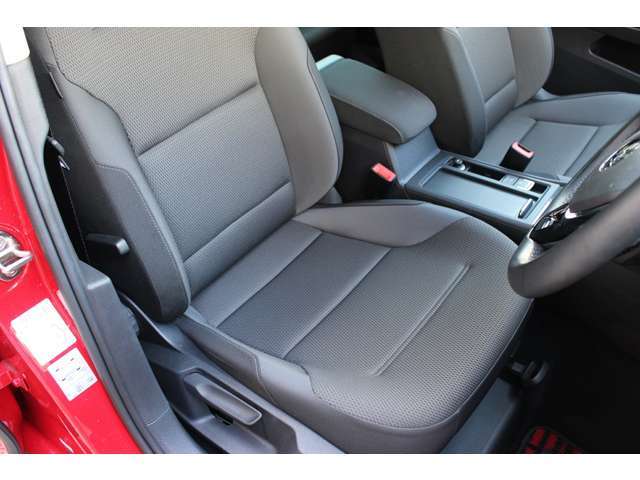 運転席は乗降が多いため丁寧に乗り降りしていないとシートが擦り切れていたり破れている事がありますが、それを隠すために逆光で掲載・擦り切れ破れが写らないように掲載する悪徳店もありますのでご注意下さい！