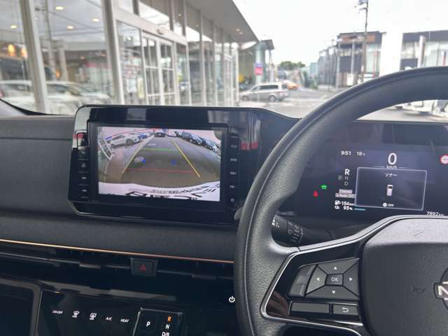 リバースギア連動の「バックビューカメラ」を装備、駐車などの際も安心です。