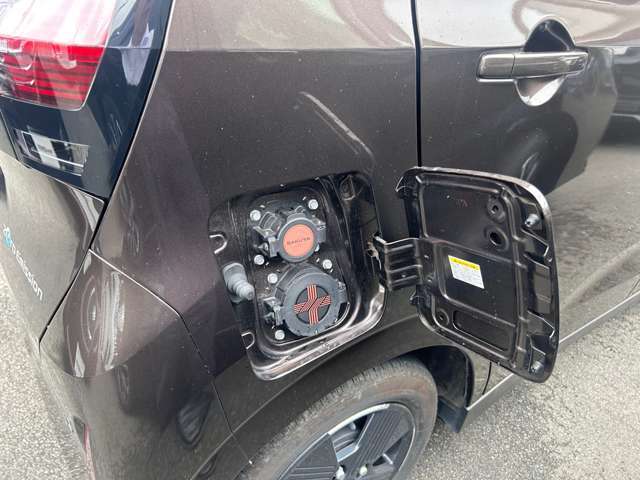 充電ポートは車体右後ろ「普通充電・急速充電」ポートが装備されております。