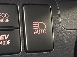 【アダプティブハイビーム】遠くまで明るく照らすハイビームを先行車や対向車に照射しない様、自動で調整！毎回手動で切り替える必要がなく、夜間走行時のストレスも軽減。安全性向上にも寄与します。