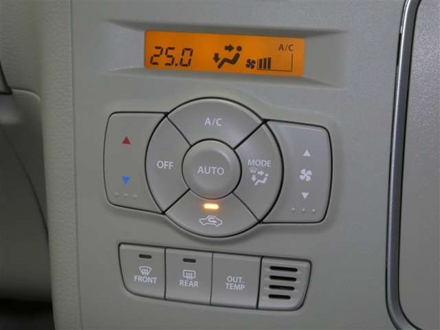 【オートエアコン】車内温度を感知して自動で温度調整をしてくれるのでいつでも快適な車内空間を創り上げます！どの席に座っても快適なドライブが楽しめます♪