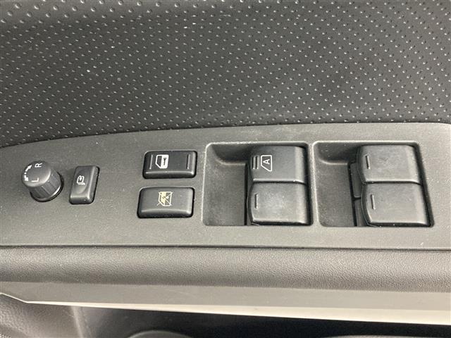 【パワーウインドウ】運転席のスイッチで、各席の窓ガラスの開閉ができます！あると便利ですよね！