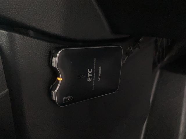 【ETC】有料道路を利用する際に料金所で停止することなく通過できる、ETC車載器（ノンストップ自動料金収受システム機器）が装備されています。セットアップを行うことで利用可能になります。