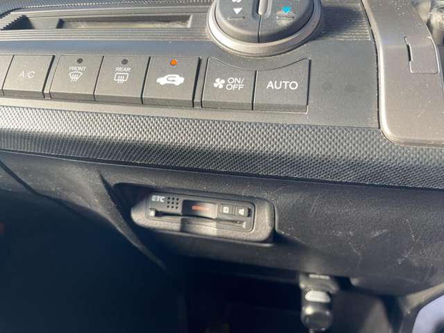高速の出入りを楽にできるETC車載器付きです。