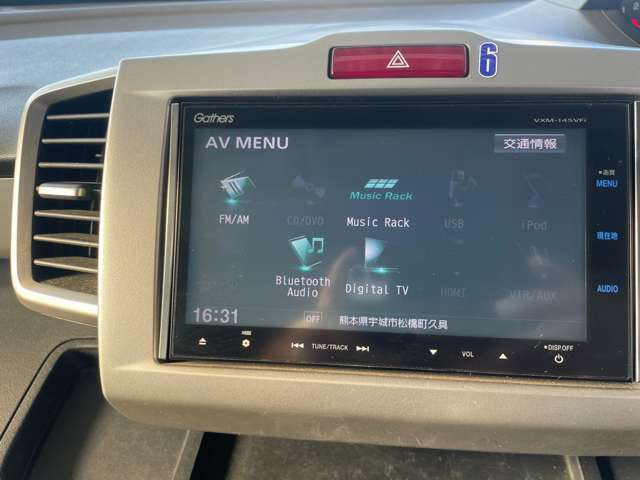 カーナビ付きです。カーナビの機能や保証につきましては、担当スタッフまでお尋ねください。
