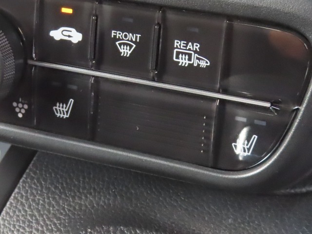 【シートヒーター（フロント左右席）】2段階で温度調節が可能なシートヒーターです。エアコンよりも早く温まるので、寒い日もカラダを温め、快適にドライブできます。