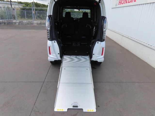 【スーパーフレックススロープ】普段は荷室の床として、引き出せばスロープとして使えるスーパーフレックススロープを装備。趣味で使う重たい荷物の積載から介護まで、幅広く生活をサポートします。