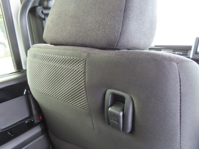 【シートバックアッパーポケット（左）】スマートフォンや本などの小冊子を入れておけます。【コンビニフック（右）】お買い物袋やちょっとしたカバンをかけておくのに便利です。