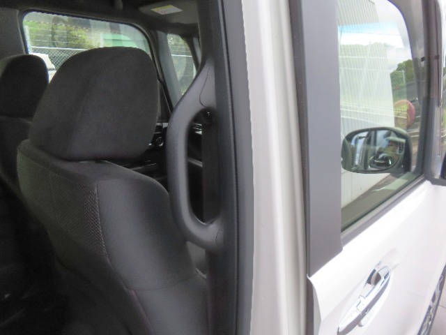 【センターピラーグリップ】お子様や年配の方がラクに乗り降りできるように、後部座席の乗車口には手すりがついています。