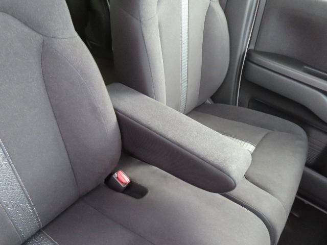 【フロントのアームレスト】前席はアームレスト付きです。肘を置いてゆったりとした姿で運転できます。