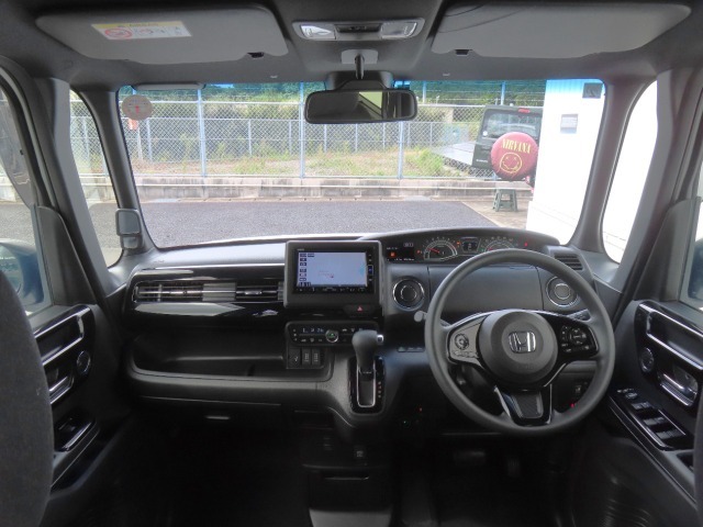 【インパネ周り】広々とした視界性の良い運転席です。ゆったりとした快適な乗り心地で運転できます。ブラックを基調とし、クールさを演出したインテリアデザインです。