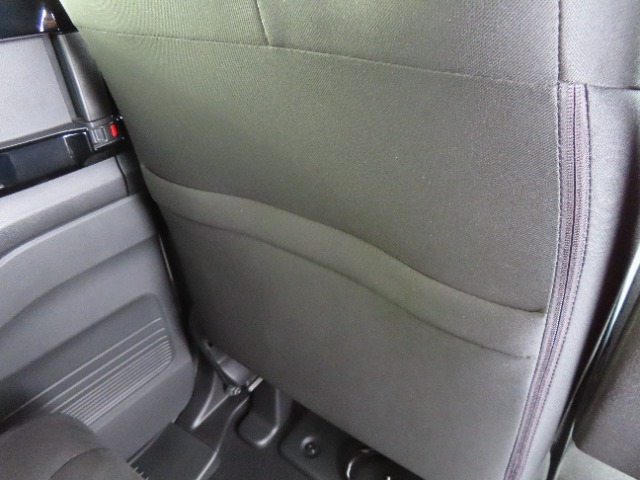 【シートバックポケット】座席背面には地図や雑誌などがすっぽり入る大きさのポケットがついています。