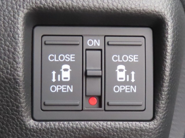 【両側パワースライドドア】嬉しいパワースライドドア装備！大きな荷物で両手がふさがっているときや、お子様の急なドア開閉による事故も防げて便利です。