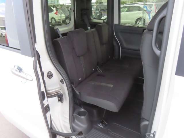 【後部座席】足元に余裕のある後席はリクライニングも可能です。