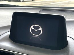 【マツダコネクトナビ】車内の雰囲気にマッチした一体型タイプのナビ。各種車輌設定やBluetooth再生等、様々な機能が楽しめます。直感的なダイヤル操作が可能で、使い勝手も良好です。