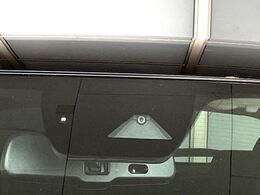 【スマートブレーキサポート】走行中に前方の車両等を認識し、衝突しそうな時は警報とブレーキで衝突回避と被害軽減をアシスト。より安全にドライブをお楽しみいただけます。