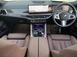 ●運転席●ドライバーに向かってレイアウトされた機能的なセンターコンソールやコントロール類がもたらす高い操作性。常に、運転に集中できるレイアウトがBMWの特徴です。