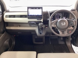 車内は光触媒抗菌消臭施工済です。インパネ周りはスタイリッシュなデザインで機能や装備も充実しています。グローブボックスやカップホルダーのほかにトレーなどたくさんの収納スペースが付いています。