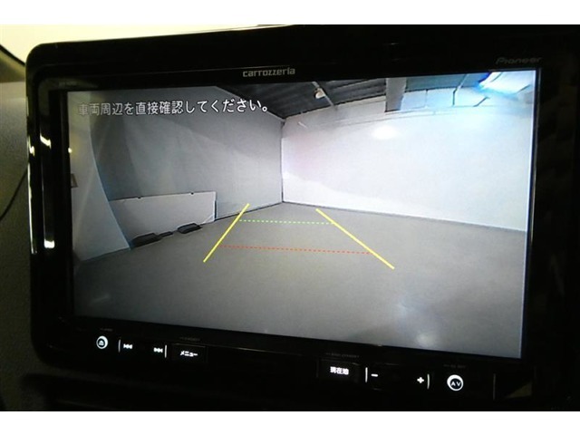 バックモニターガイドが付いているので安心！夜間でもハッキリとよく見えるので暗い所でも確認出来て安心です。