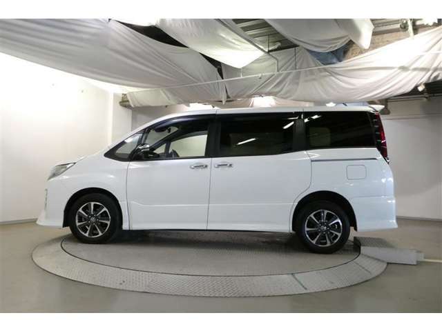 助手席側は電動スライドドアになってます。運転席やキーのリモコンで開閉できるので手が塞がっていても楽に積み降ろし出来ますよ。