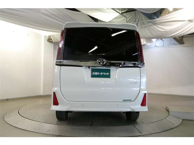 バックカメラが付いているので後方確認が非常にしやすいです。今や運転初心者も熟練者も必須装備！ついていて損はないですね♪