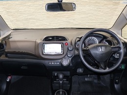 操作性に優れた運転席となります！小物入れや各ボタンの配置にこだわり、使いやすいです！座り心地もよく視認性も良好なのでロングドライブもお任せ下さい！