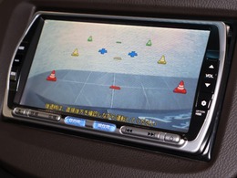 バックカメラが装備されており、後方の安全確認はもちろんのこと狭い場所での駐車や雨の日・夜間など視界の悪いコンディションでのストレスの軽減にもなります！