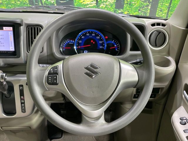 インテリアに合わせたデザインのステアリングは、運転される方のことも考え、運転しやすい形状、大きさです。是非一度、実際に触ってお確かめください。