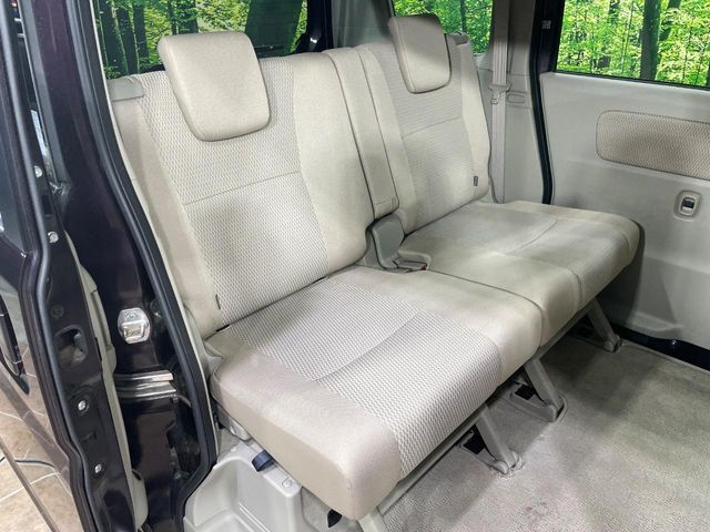 後部座席も気になるようなキズ・汚れやへたり等、大きなダメージはなく、良好な状態です。