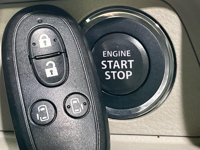 【キーレススタートシステム】カバンやポケットに入れたままでもドアの施錠・解錠が可能なスマートキーを装備。エンジンのオン・オフ時もカギを取り出す必要が無いからとっても便利です♪