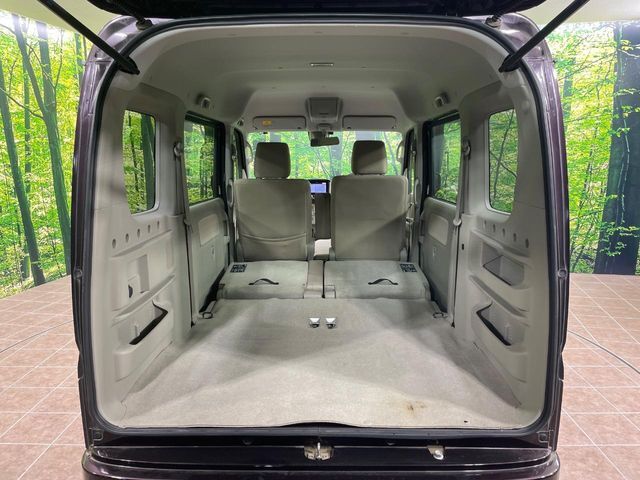 後席を格納すると、これだけの広さが！シーンに合わせたシートアレンジで、大きな荷物も積むことが出来ます♪