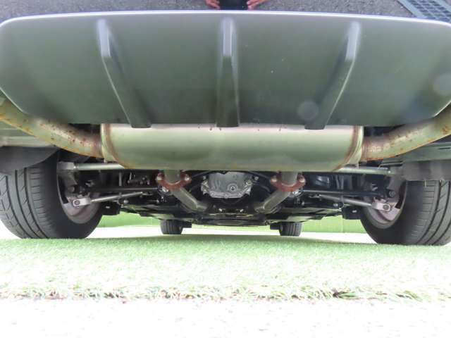 納車前にお車を持ち上げて入念に点検いたします。