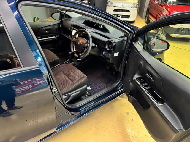 内装もクリーニング済みで快適な車内です。嫌な臭い等もありません。