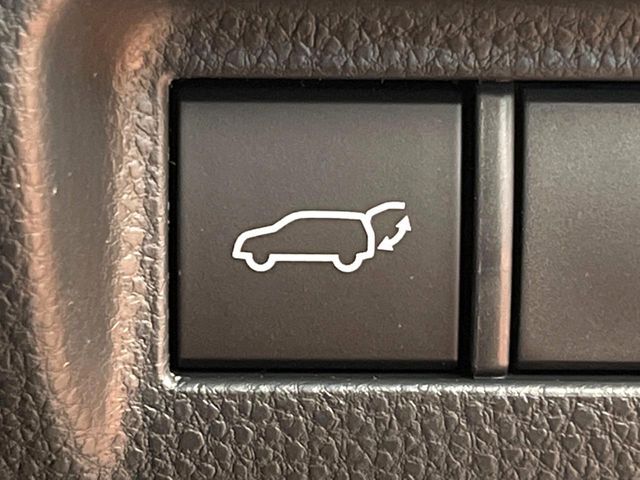 【パワーバックドア】スマートキーや運転席のボタンを押すだけでリアゲートが自動で開閉します！荷物を持っている時や、高い位置にあるバックドアを閉める際に便利な機能です♪