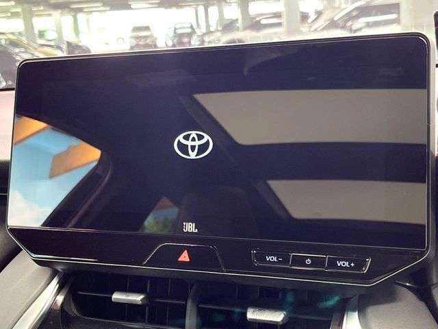 【メーカー純正ナビ】インテリアに溶け込むスタイリッシュな「専用設計」メーカーナビを装備♪視認性や操作性など基本性能にも優れ、より上質なカーライフをお楽しみいただけます。